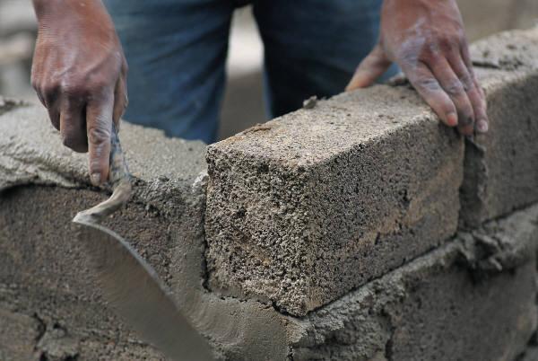 Сейчас в строительстве незаменимыми являются кирпич, песок, щебень, бетон и цемент. Сегодня покупка цемента проста и производится быстро. В большинстве случаев цемент продается сразу с оплатой доставки.