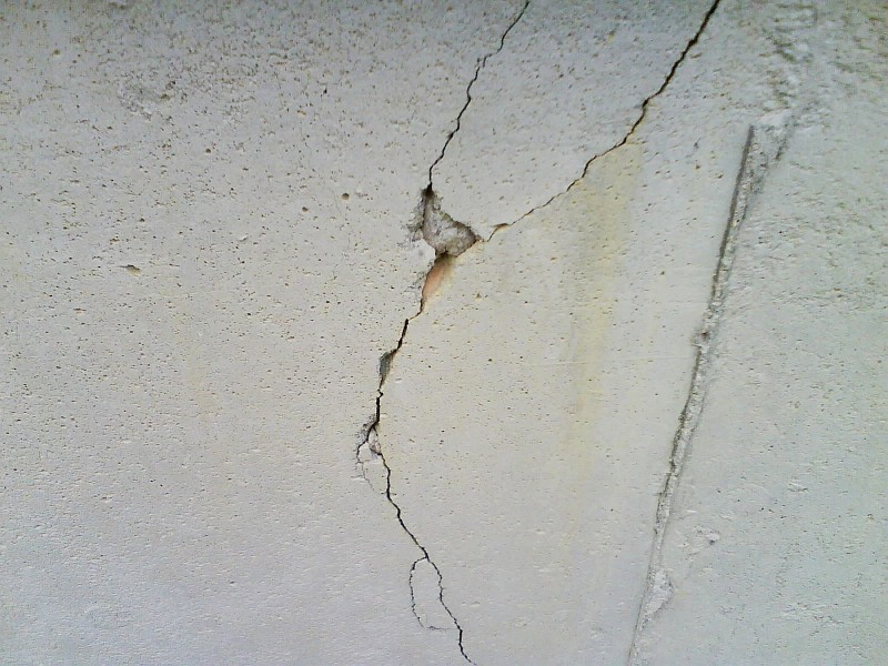 Когда опасны трещины в стенах