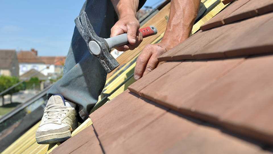 Кровельные работы: выбор материалов и методов ремонта для долговечности крыши