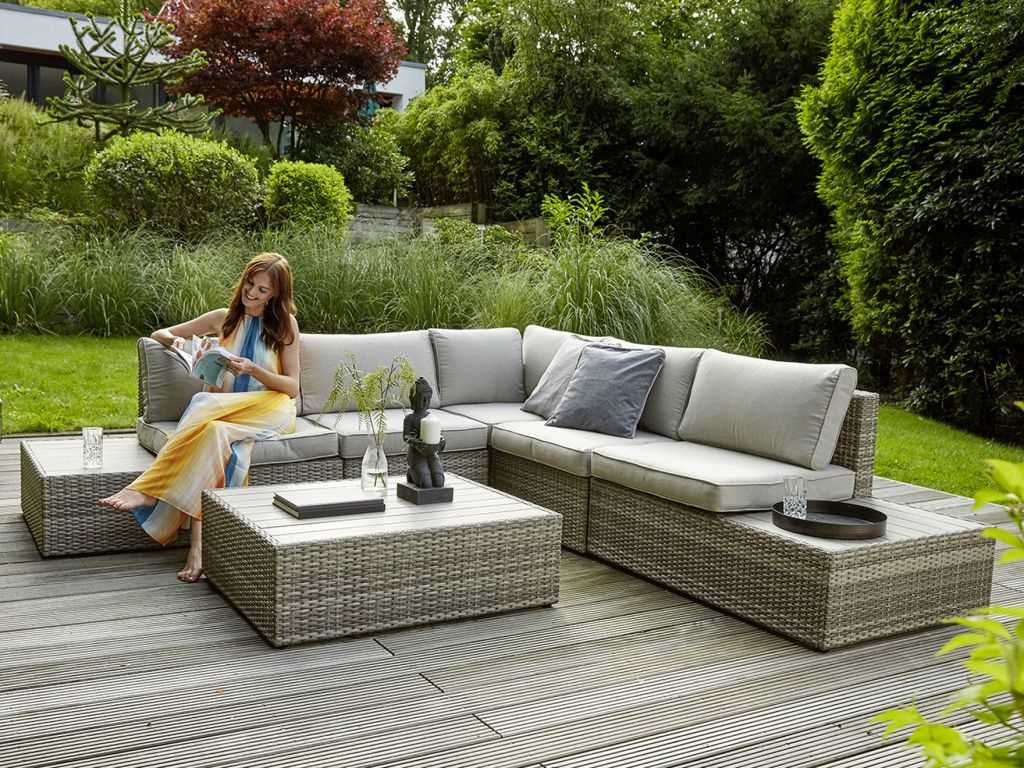 Лето во дворе: как выбрать угловой диван для террасы